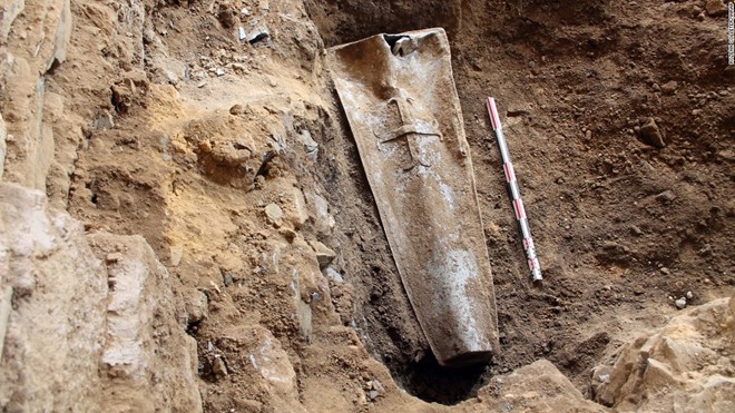 Picture 1 of Close-up of the 350-year-old excavation process