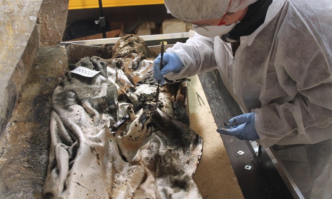 Picture 3 of Close-up of the 350-year-old excavation process