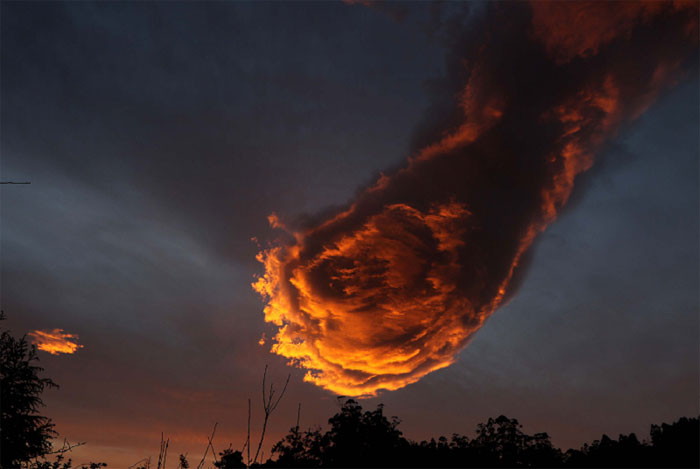 Picture 1 of Cloud shaped sphere of fire in the Portuguese sky