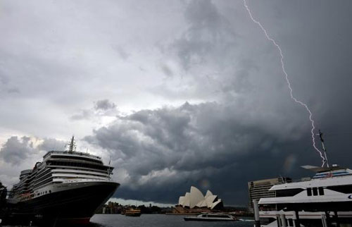 Picture 4 of Cloud storms cover Sydney