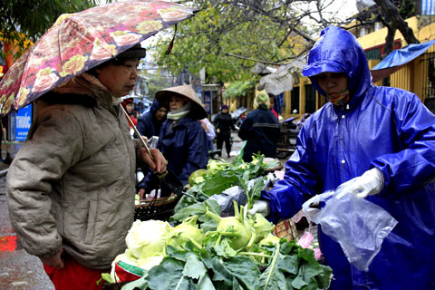 Picture 1 of Cold air causes rain and cold in Central Central