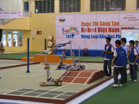 Picture 1 of College robots and civilians won overwhelmingly