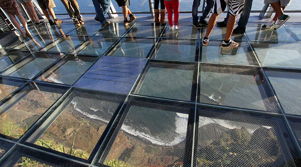 Picture 11 of Construct the nape of the hair with the glass bridge in the deep
