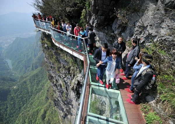 Picture 7 of Construct the nape of the hair with the glass bridge in the deep