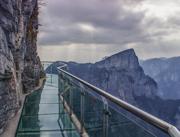 Picture 9 of Construct the nape of the hair with the glass bridge in the deep