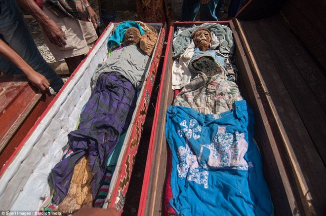 Picture 6 of Continuously dig graves, wear new clothes and process dead people around the village