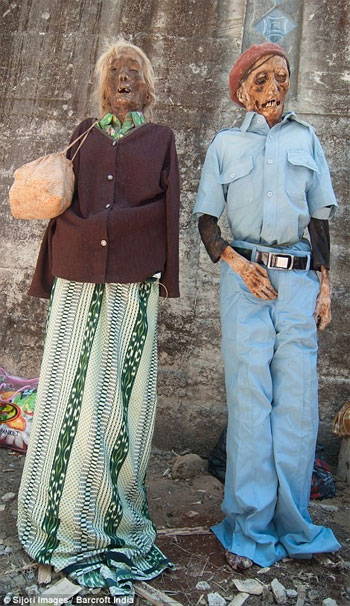 Picture 7 of Continuously dig graves, wear new clothes and process dead people around the village