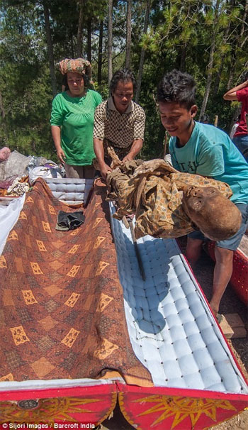 Picture 8 of Continuously dig graves, wear new clothes and process dead people around the village