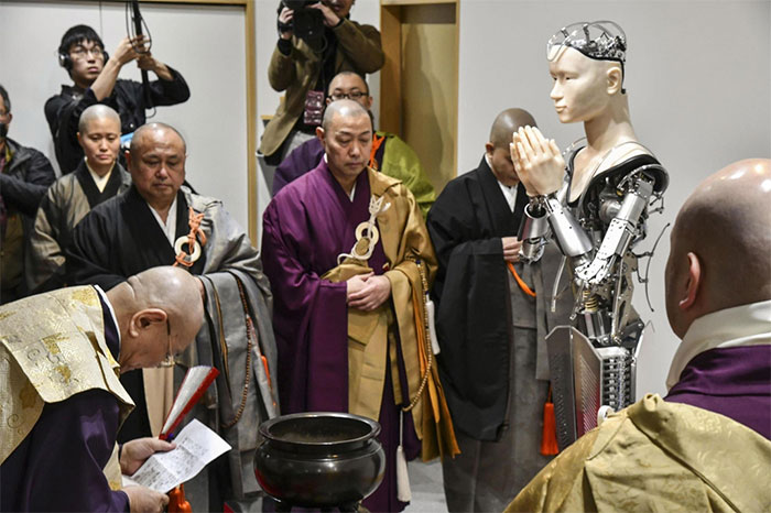 Picture 2 of Controversy over 'robot monk' preaching Buddhist scriptures at Japanese temple