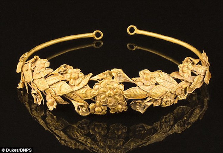 Picture 1 of Crown 2,300 years of net gold under the bed