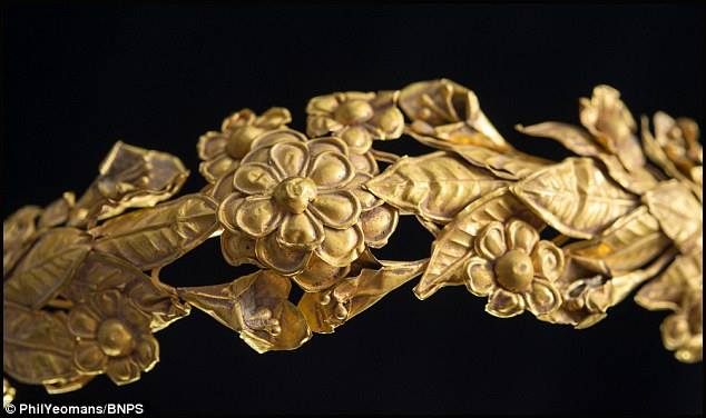Picture 4 of Crown 2,300 years of net gold under the bed