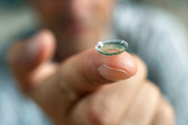 Picture 2 of Dangerous harms can be encountered when wearing contact lenses