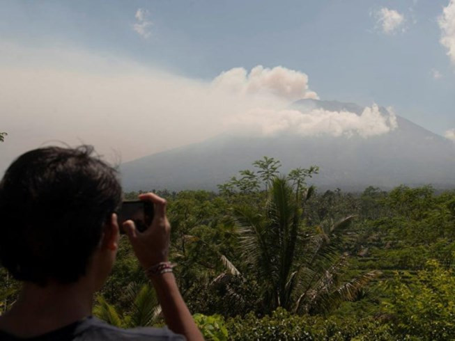 Picture 1 of Dangerous Indonesian volcano rocked 500 times / day
