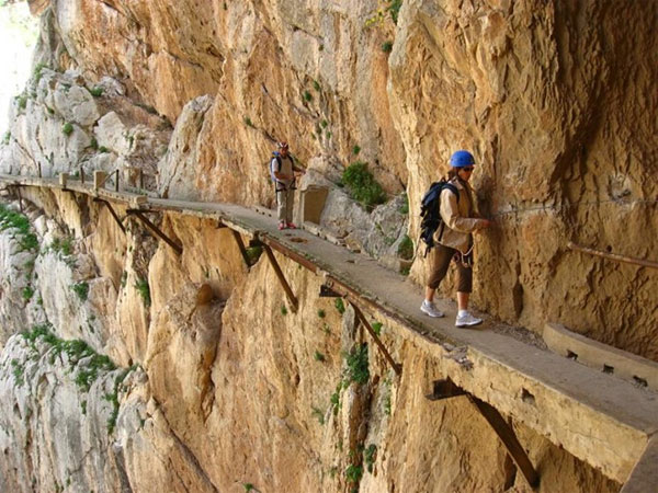 Picture 2 of Dangerous travel routes that few dare to try