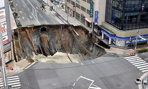 Picture 1 of Deathhole 30m swallowed the 5-lane road in Japan