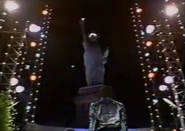 Picture 1 of Decipher the magic screen that disappeared the statue of David Copperfield