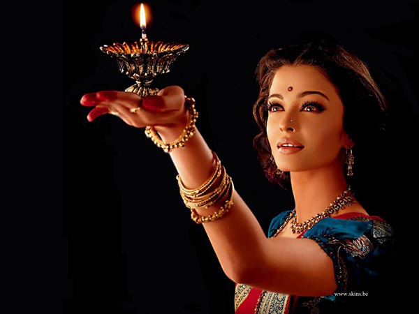 Picture 3 of Decipher the mysterious red dot on the Indian woman's forehead