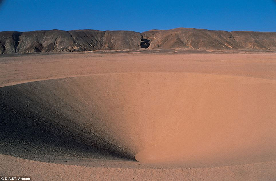 Picture 10 of Decipher the mysterious sign in the Egyptian desert