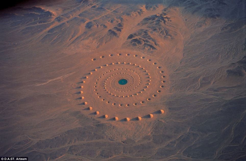 Picture 2 of Decipher the mysterious sign in the Egyptian desert