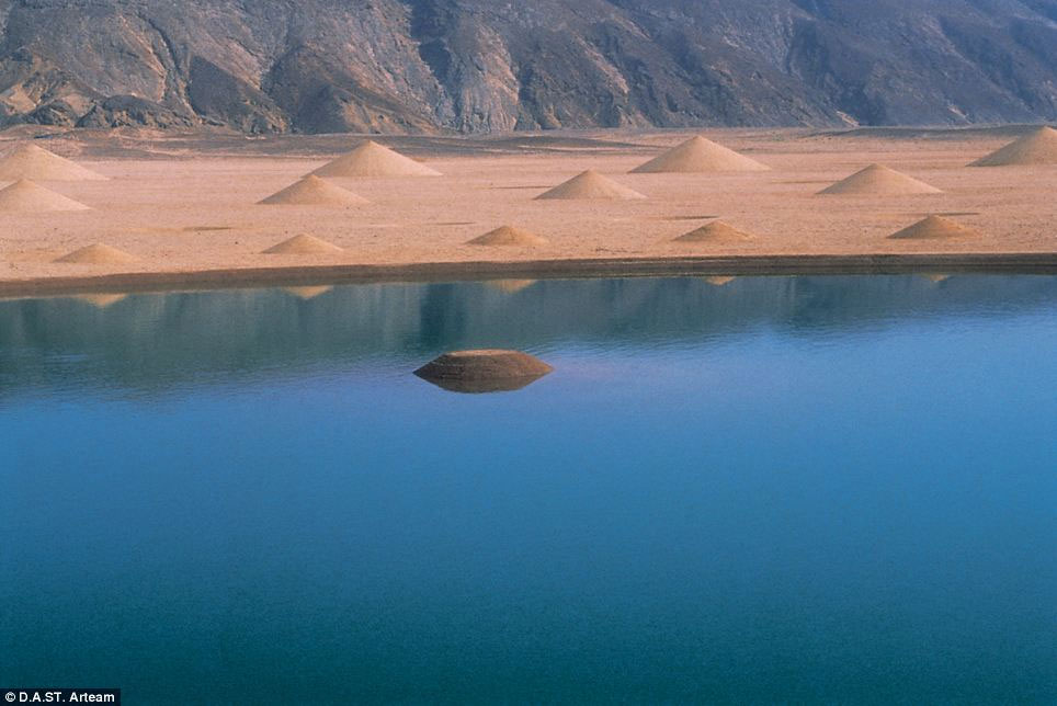 Picture 6 of Decipher the mysterious sign in the Egyptian desert