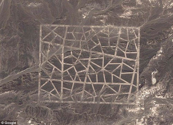 Picture 2 of Decode the mysterious symbol in the Gobi desert, China