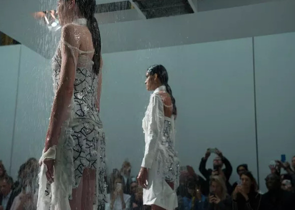 Picture 6 of Decode the type of fabric that can help the model