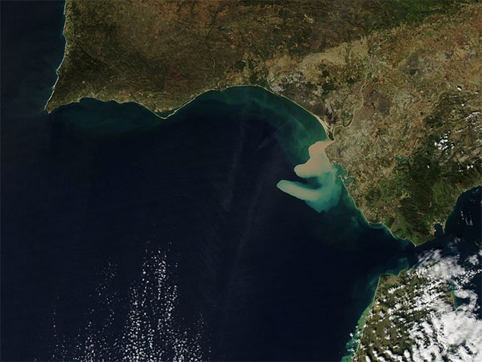 Picture 3 of Deep blue of sea water is a sign of death