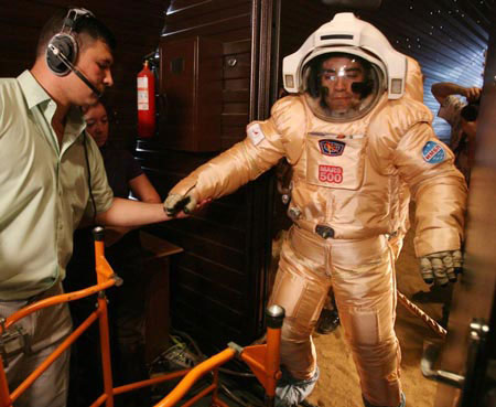 Picture 1 of Departing virtual flight to Mars