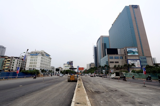 Picture 10 of Destroy green trees and grass on beautiful roads in the capital