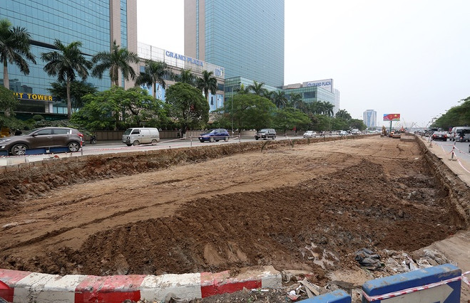 Picture 5 of Destroy green trees and grass on beautiful roads in the capital