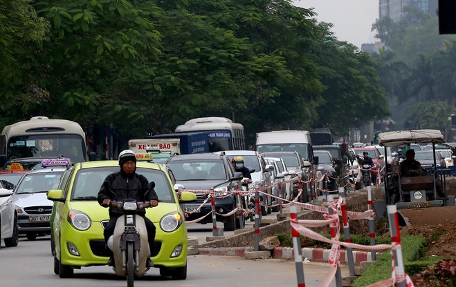 Picture 8 of Destroy green trees and grass on beautiful roads in the capital