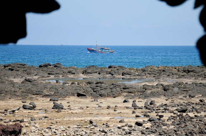 Picture 1 of Detecting many ancient craters under Ly Son sea bottom