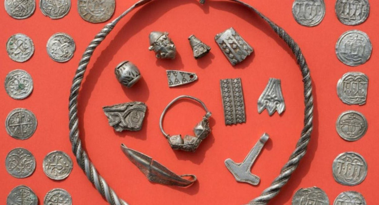 Picture 1 of Dig the treasure containing Thor's thunder hammer