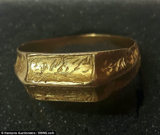 Picture 1 of Digging ancient gold rings worth tens of thousands of dollars in the field