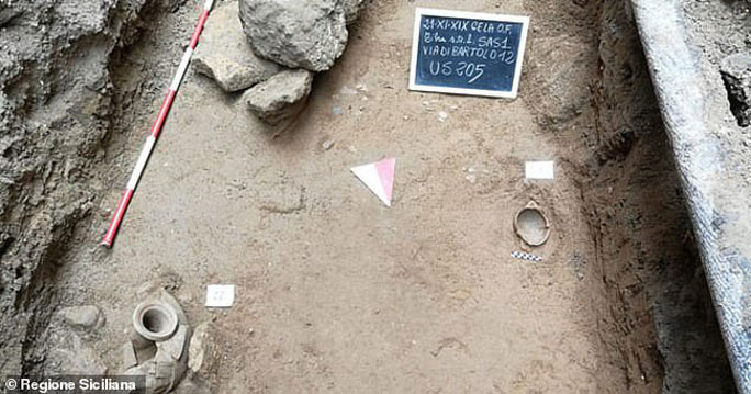 Picture 1 of Digging the road to install fiber-optic cable, discovering an odd 1,300-year-old tomb