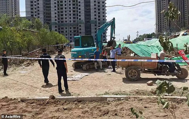 Picture 4 of Digging the school yard, accidentally 'opening' the 1,300-year-old ancient tomb