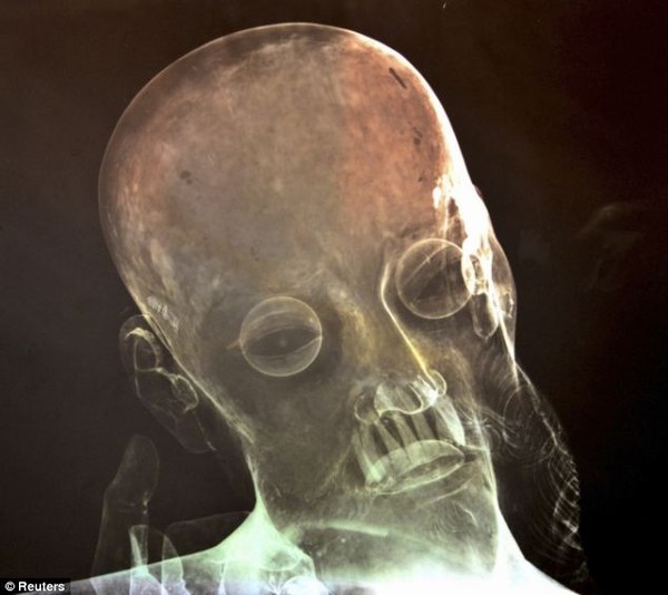 Picture 1 of Discover 8 real teeth in the statue of Jesus 300 years old