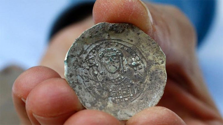 Picture 1 of Discover 900-year-old gold artifacts in Israel