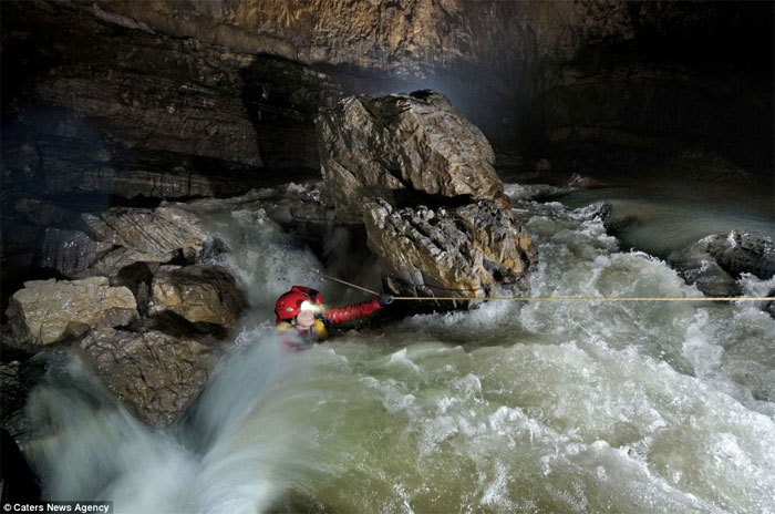 Picture 5 of Discover a beautiful cave wonder