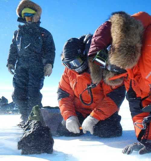 Picture 1 of Discover large meteorite in Antarctica