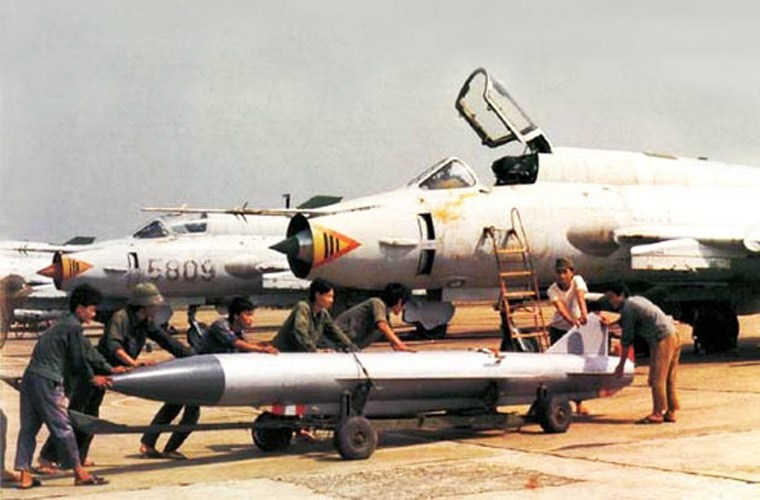 Picture 11 of Discover the features of Su-22 aircraft falling near Phu Quy island
