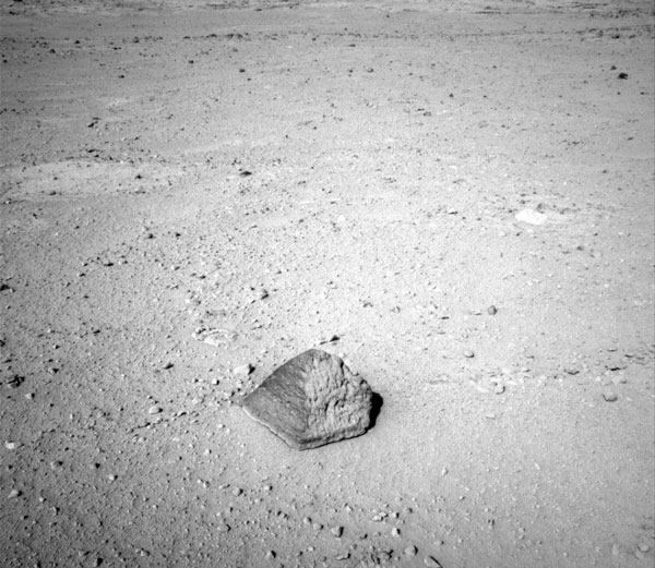 Picture 1 of Discover the mysterious 'pyramid' stone on Red planet