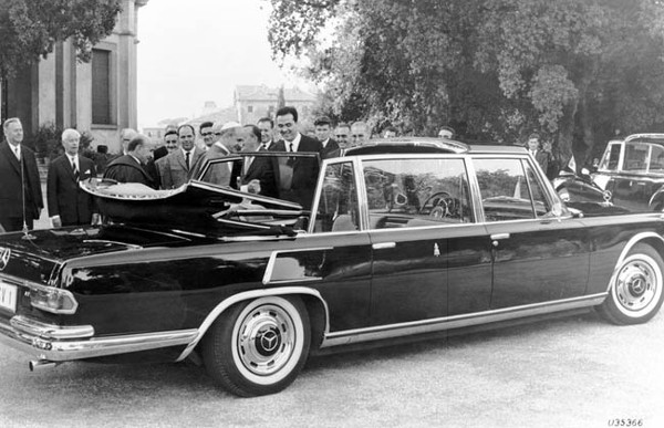 Picture 5 of Discover the pope's special cars