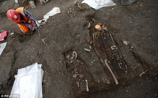 Picture 2 of Discovered 3,000 remains between London's capital