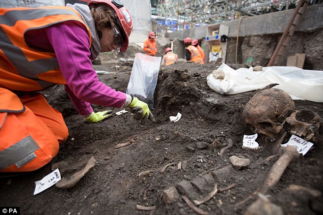 Picture 3 of Discovered 3,000 remains between London's capital