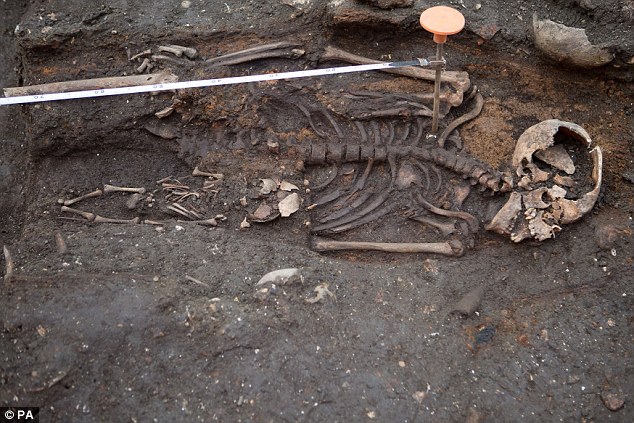 Picture 4 of Discovered 3,000 remains between London's capital