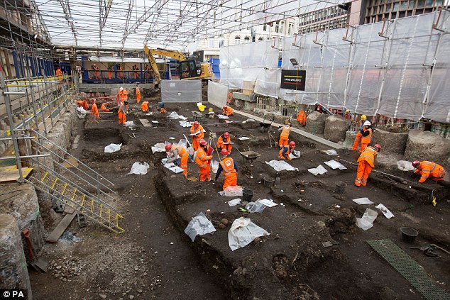 Picture 5 of Discovered 3,000 remains between London's capital