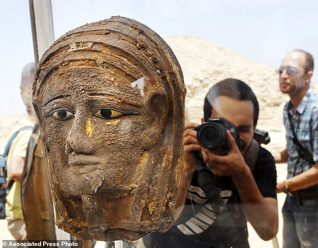 Discovered a 2,500-year-old mummified workshop in Egypt images 3