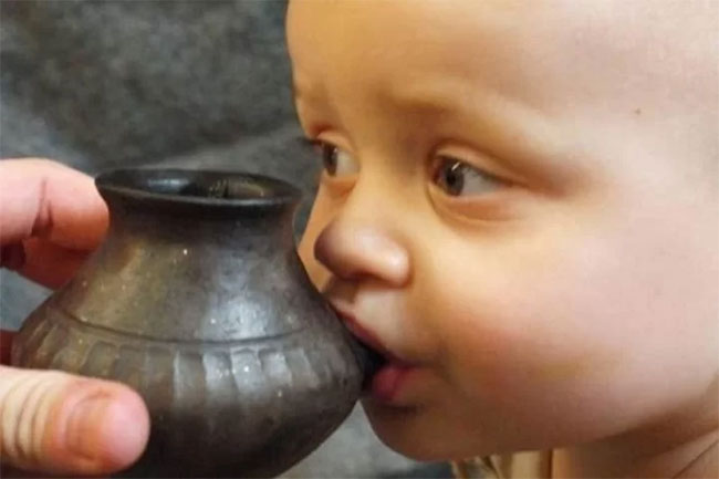 Picture 1 of Discovered a 3,000-year-old bottle of prehistoric children