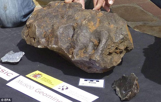 Picture 1 of Discovered a $ 5.3 million meteorite in the field